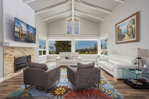 Smart-TV, Kamin, Arbeitsbereiche, Drucker