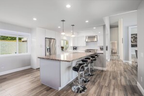 Kühlschrank, Mikrowelle, Ofen, Herdplatte