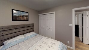 3 makuuhuonetta, työpöytä, ilmainen Wi-Fi