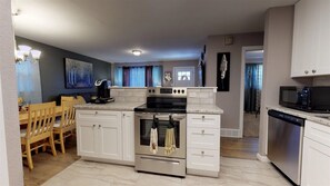 Jääkaappi, mikroaaltouuni, liesi, astianpesukone