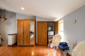 Interior - *THEE TREEHOUSE* , Queen Village, PennsLanding, Metro Unit 1856 (Philadelphia)