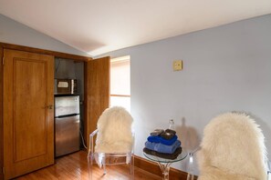 Interior - *THEE TREEHOUSE* , Queen Village, PennsLanding, Metro Unit 1856 (Philadelphia)