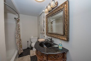 Secadora de cabello, toallas, jabón, papel de baño 