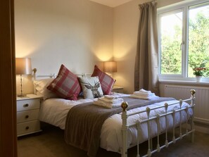 2 bedrooms, iron/ironing board, free WiFi, bed sheets - Sunny View Lodge - your Rural Cornish Retreat (North Petherwin)