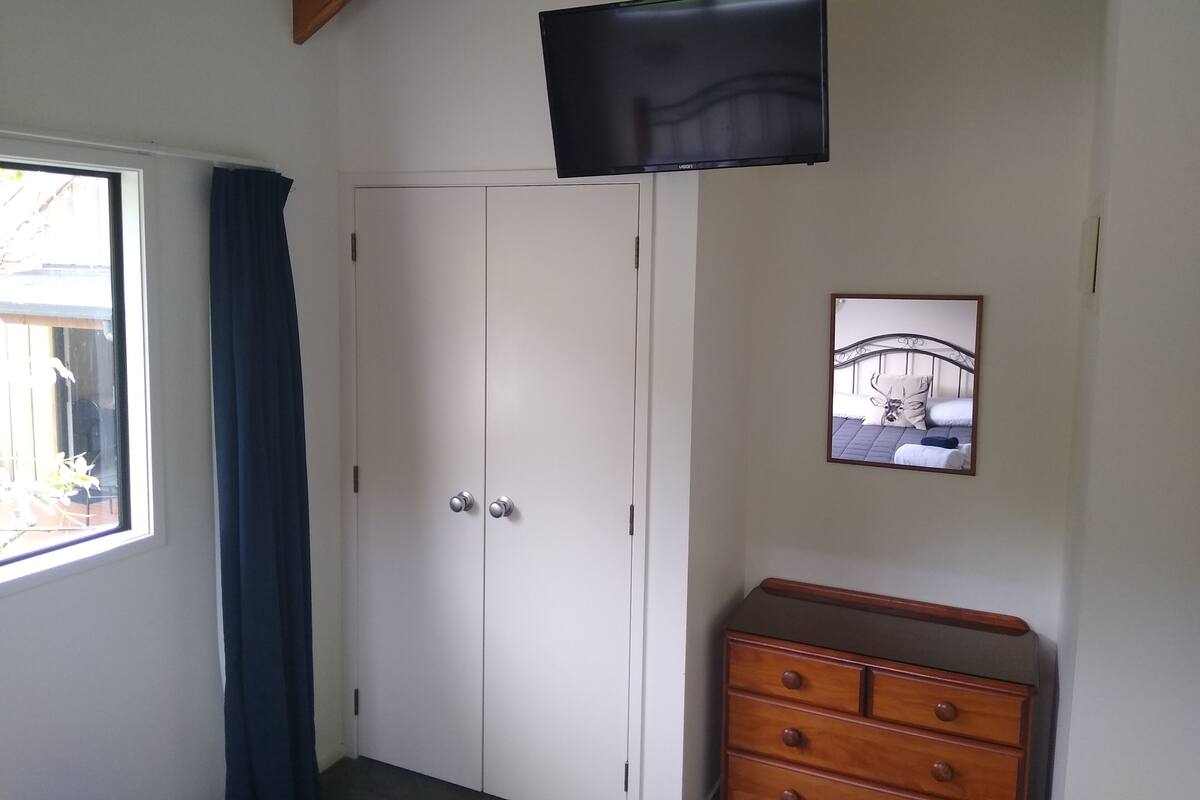 1 habitación, tabla de planchar con plancha, wifi gratis y ropa de cama