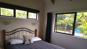 Shower, free toiletries, hair dryer, towels - Kerigold Secluded Chalets (Kerikeri)