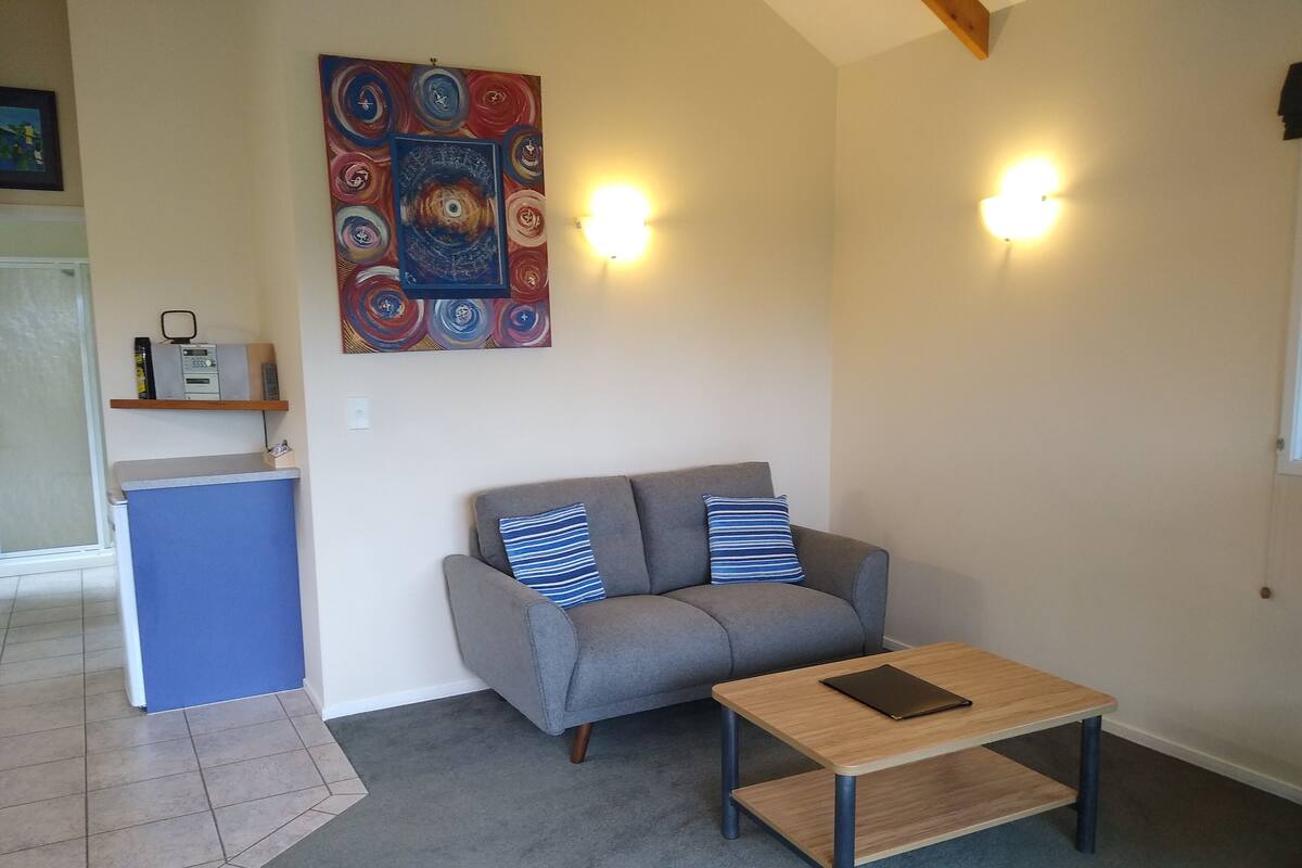 Comfort-chalet | Oleskelualue | 43–tuumainen LCD-televisio, jossa satelliittikanavat