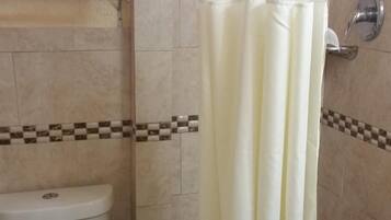 Chuveiro/banheira combinados, produtos de toalete grátis