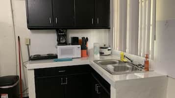 Frigorífico, microondas, cafetera o tetera y tostadora