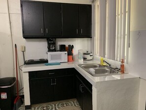 冰箱、微波炉、茶具/咖啡用具、烤面包机