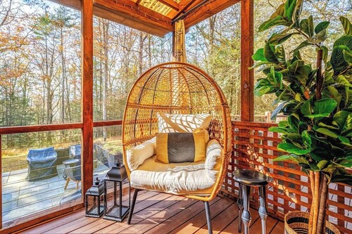 Private, Modern, Pet-Friendly Log Cabin Getaway on 6 Acres,