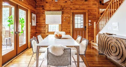 Modern, Cozy, Idyllic Log Cabin Secluded on 6 Serene Acres