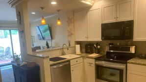 Cafetera y tetera, refrigerador, microondas y horno 