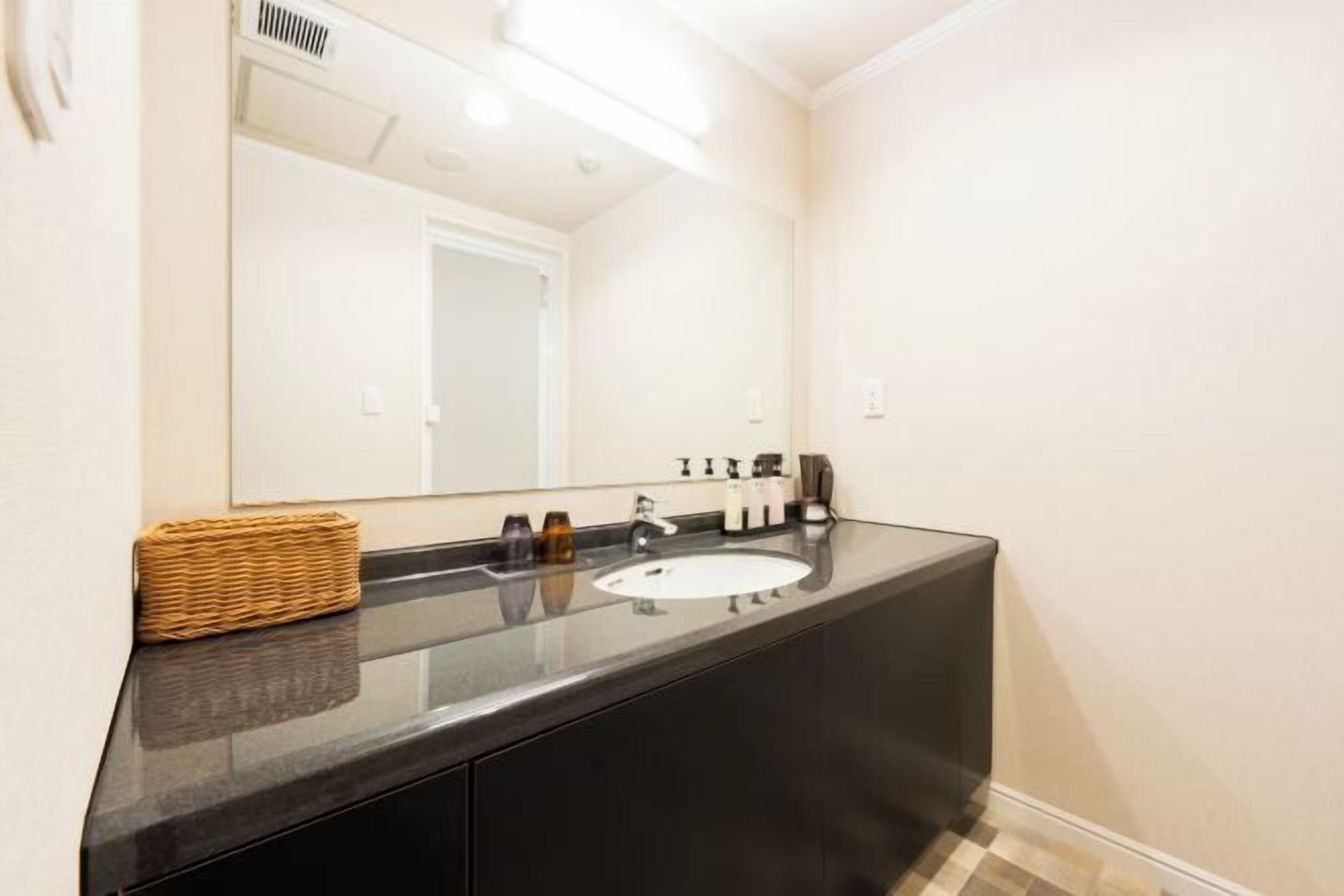 Combined shower/tub, free toiletries, slippers, towels