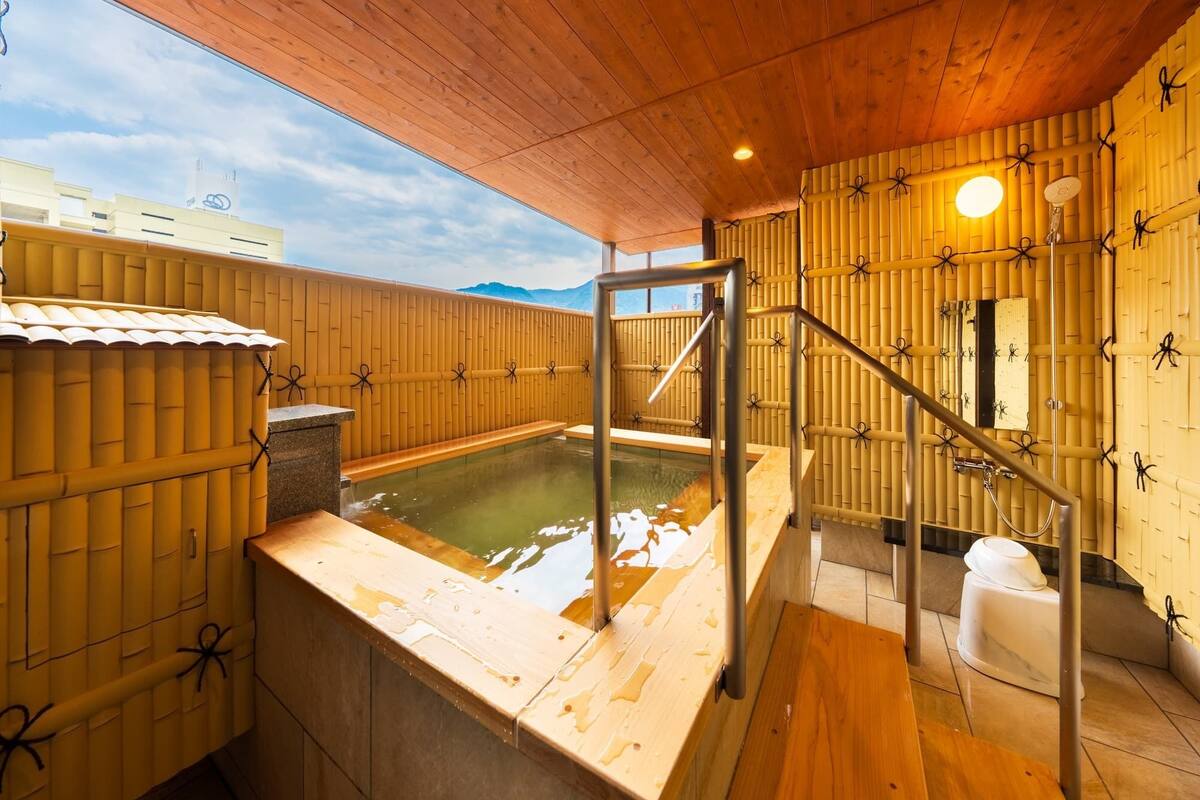 Rum - icke-rökare (Western-Style, w/ Semi-Open-Air Bath) | Värdeförvaringsskåp på rummet, strykjärn/strykbräda och gratis wi-fi