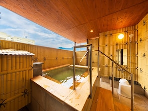 Kamer, niet-roken (Western-Style, w/ Semi-Open-Air Bath) | Een kluis op de kamer, een strijkplank/strijkijzer, gratis wifi