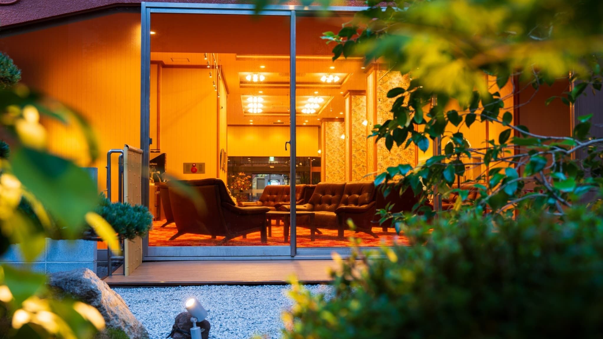 สนามรอบบริเวณ