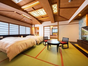 Habitación, para no fumadores (Japanese-Western, Semi-Open-Air Bath) | Caja de seguridad en la habitación y tabla de planchar con plancha