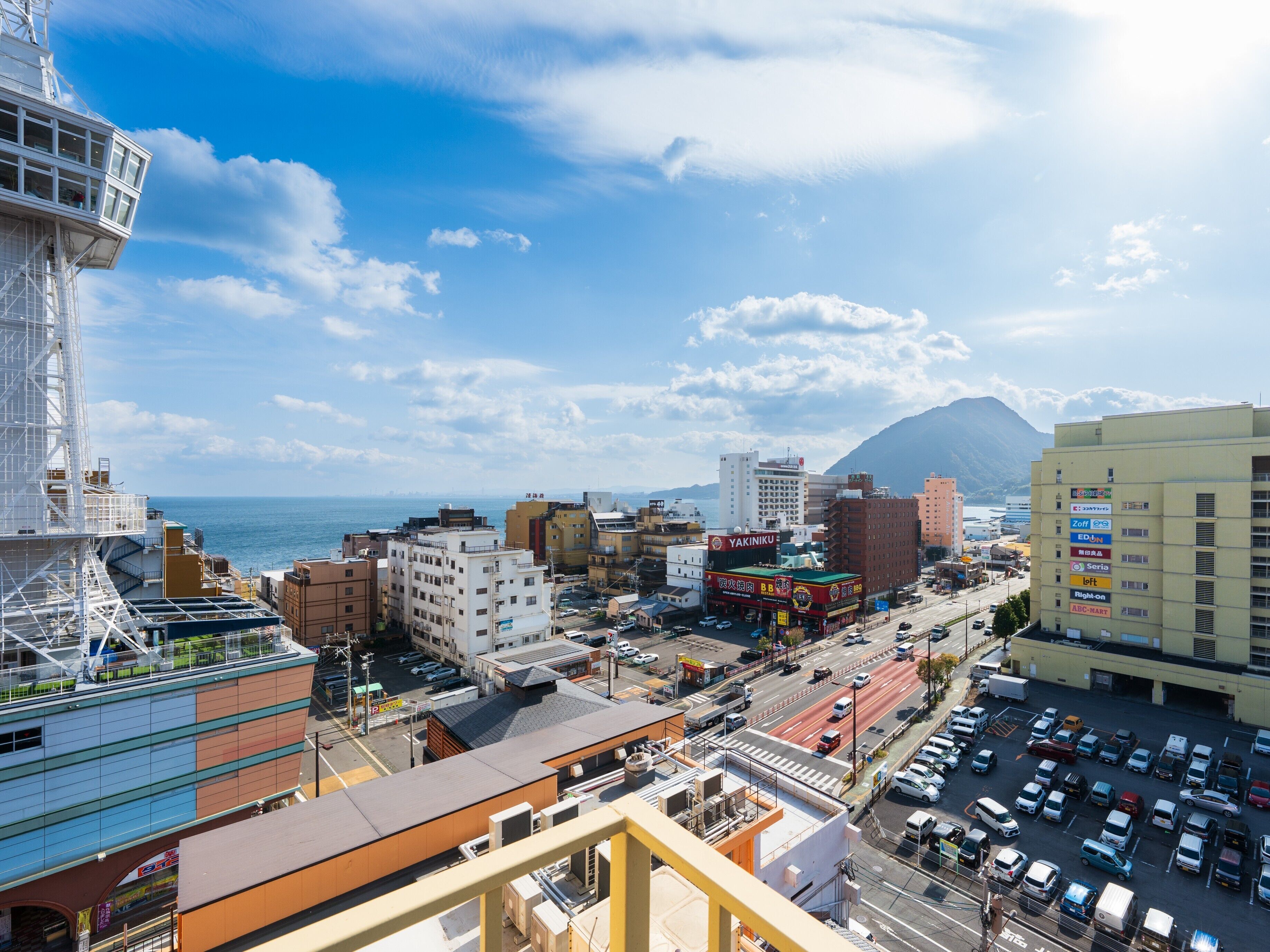 Un paisaje urbano con vista al mar y una montaña al fondo.