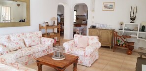 Een televisie, een open haard en een tafeltennistafel