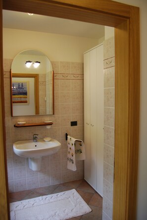 Combined shower/bathtub, jetted bath, hair dryer, bidet - "LA CASA DE PIERO" HOUSING UNIT (San Gregorio Nelle Alpi)