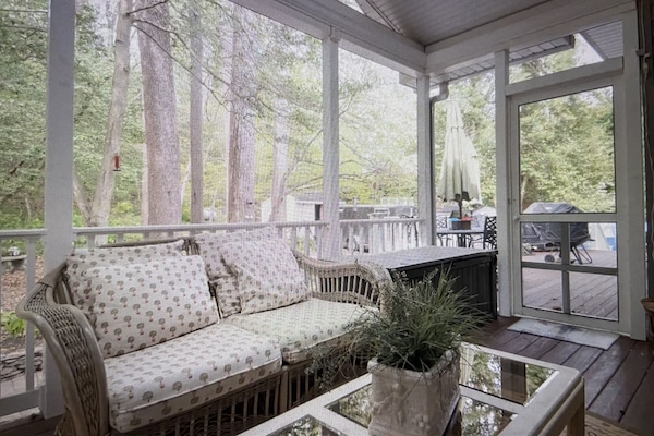 Televisor intel·ligent, llar de foc, reproductor de DVD i llibres