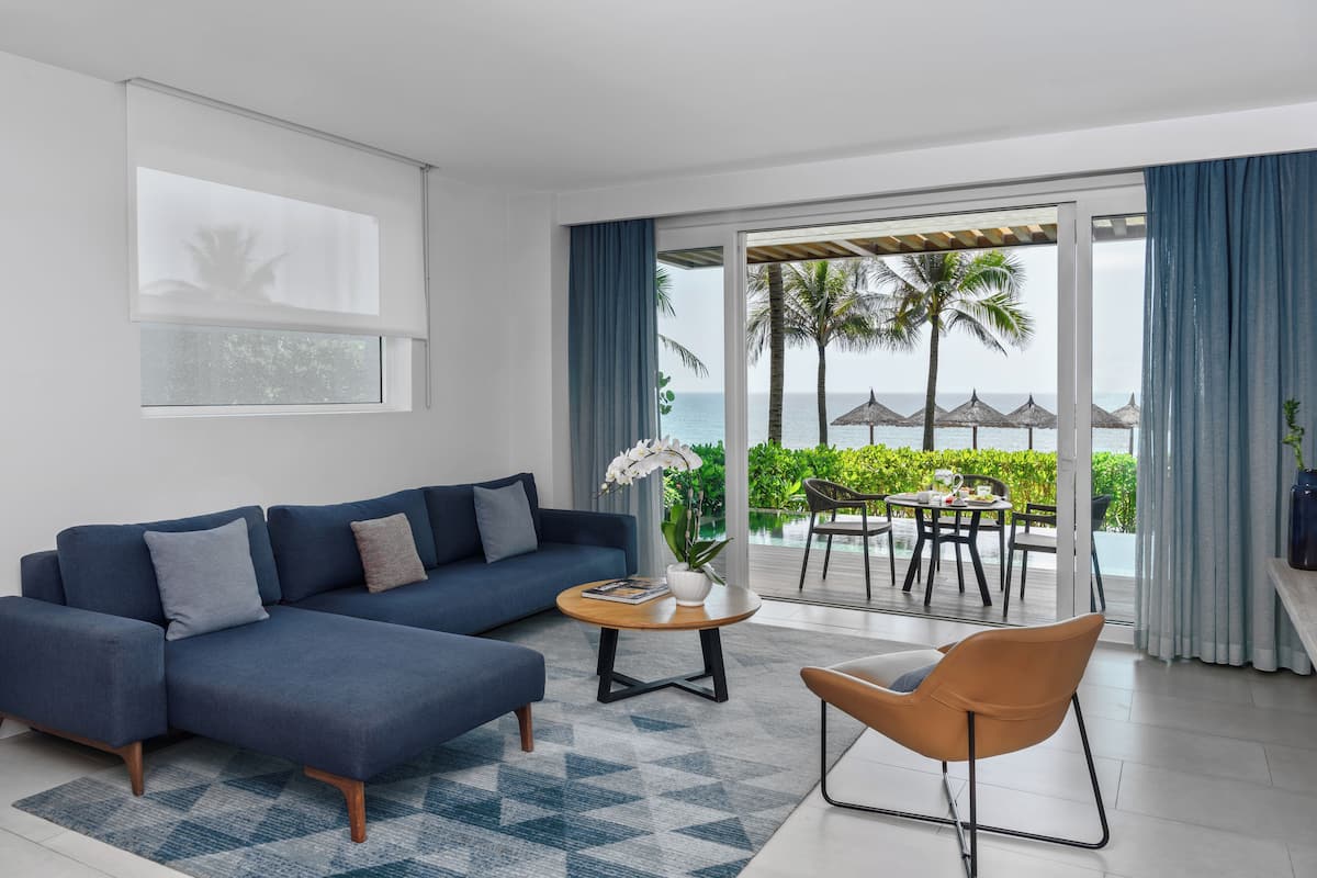 2 bedrooms, minibar, in-room safe, blackout curtains