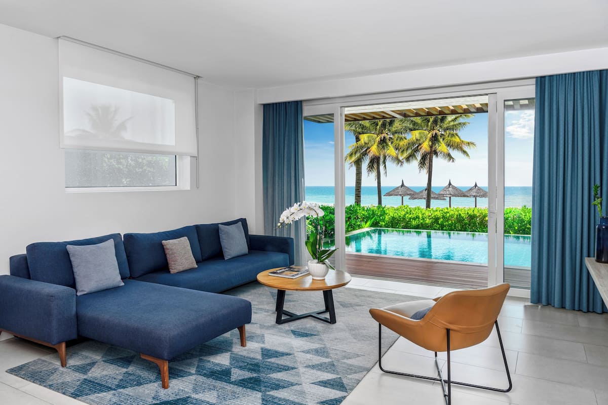 Minibar, brankas, tirai kedap cahaya, dan kedap suara