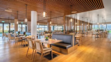 Daily buffet breakfast (VND 950000 per person)