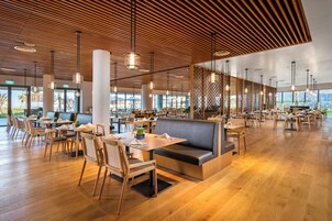 Daily buffet breakfast (VND 1085000 per person)