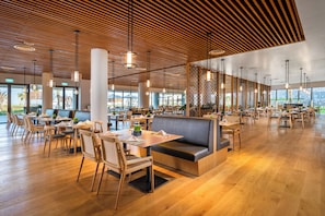 Daily buffet breakfast (VND 950000 per person)
