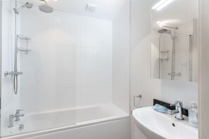 Ensemble baignoire-douche, séchoir à cheveux