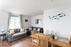 TV - Sea View Modern Apartment in St Ives with Parking (St Ives)