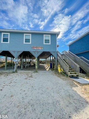 Exterior - Island’s Delite – Breezy Beach Days Ahead (Surf City)