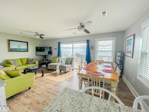 Smart TV, DVD player - Island’s Delite – Breezy Beach Days Ahead (Surf City)