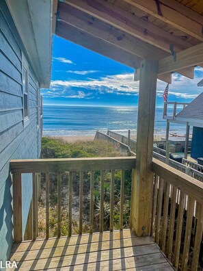 Property grounds - Island’s Delite – Breezy Beach Days Ahead (Surf City)