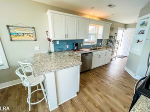 Fridge, microwave, stovetop, dishwasher - Island’s Delite – Breezy Beach Days Ahead (Surf City)