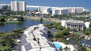 Un hôtel situé sur la côte, composé de plusieurs bâtiments, doté d’un port de plaisance et offrant une vue sur l’océan.