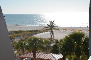 Am Strand, Liegestühle, Strandtücher