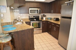 Frigorifero, microonde, forno, piano cottura