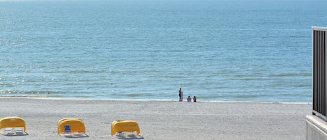 PĂ„ stranden, solstolar och strandhanddukar