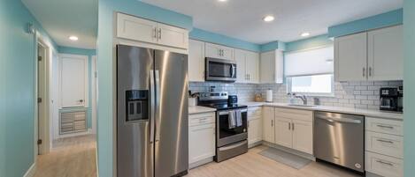 Réfrigérateur, four à micro-ondes, un four, surface de cuisson