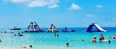 Sur la plage, chaise longue, serviettes de plage