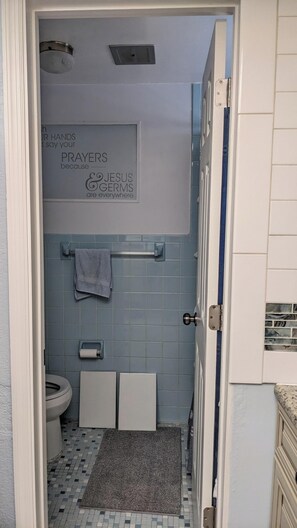 Duschwanne, Haartrockner, Handtücher, Toilettenpapier