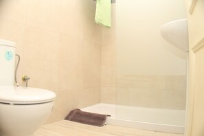 Combined shower/tub, towels - Apartment de la Barca close to the beach and with airconditioning (Chiclana de la Frontera)