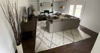 4BR Colonial Home Executive or Family Rental