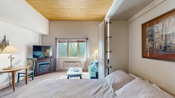 Tabla de planchar con plancha, internet gratis y ropa de cama