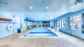 Una piscina techada, una piscina climatizada