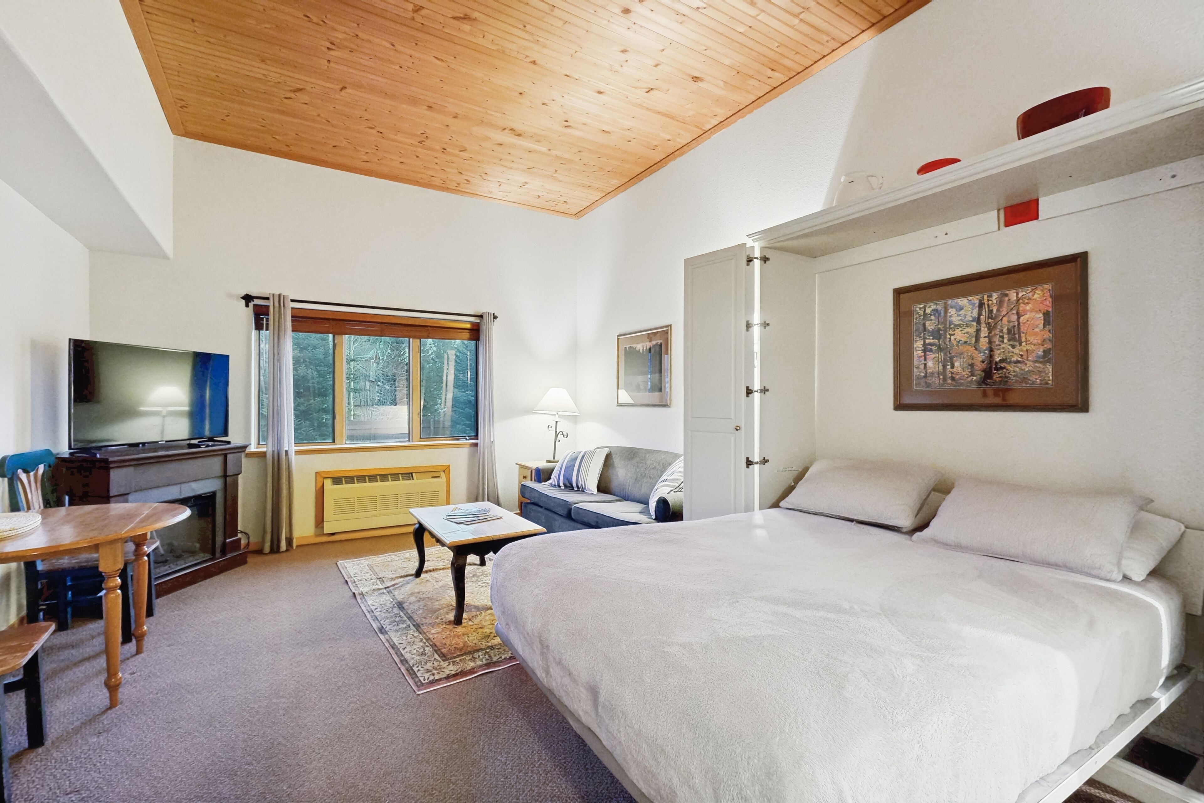 Tabla de planchar con plancha, internet gratis y ropa de cama 