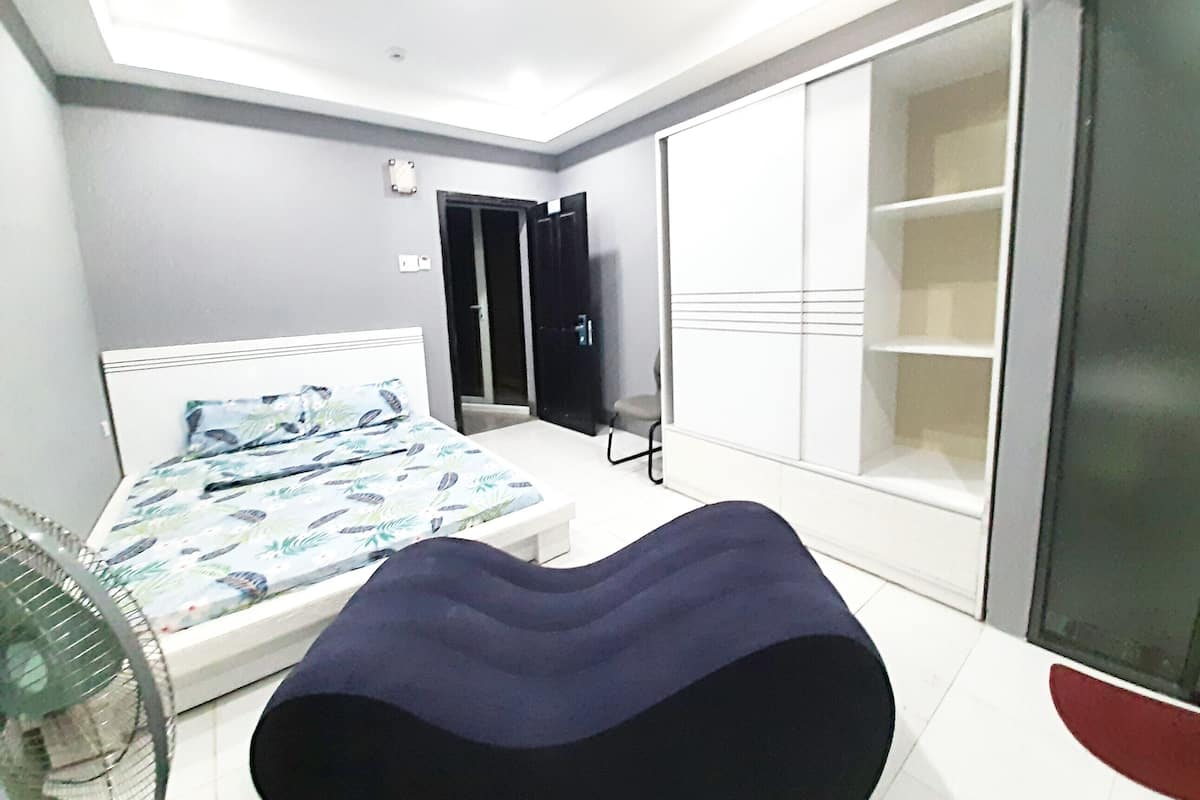 Sapphire Room | Laptop workspace, soundproofing, iron/ironing board, free WiFi
